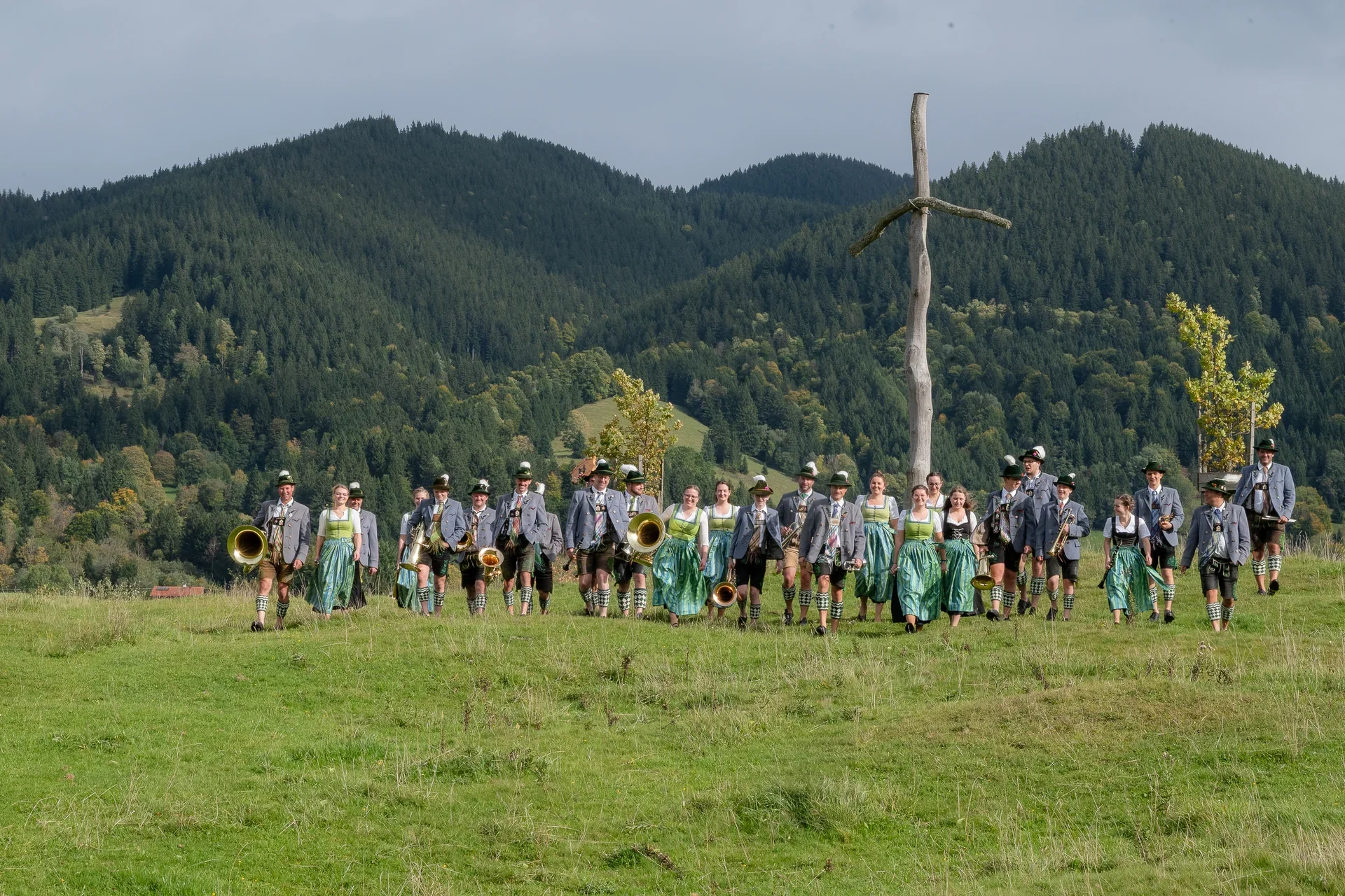 Galeriebild: BK_Altenau_2025_gehend-2.webp - Blaskapelle Altenau