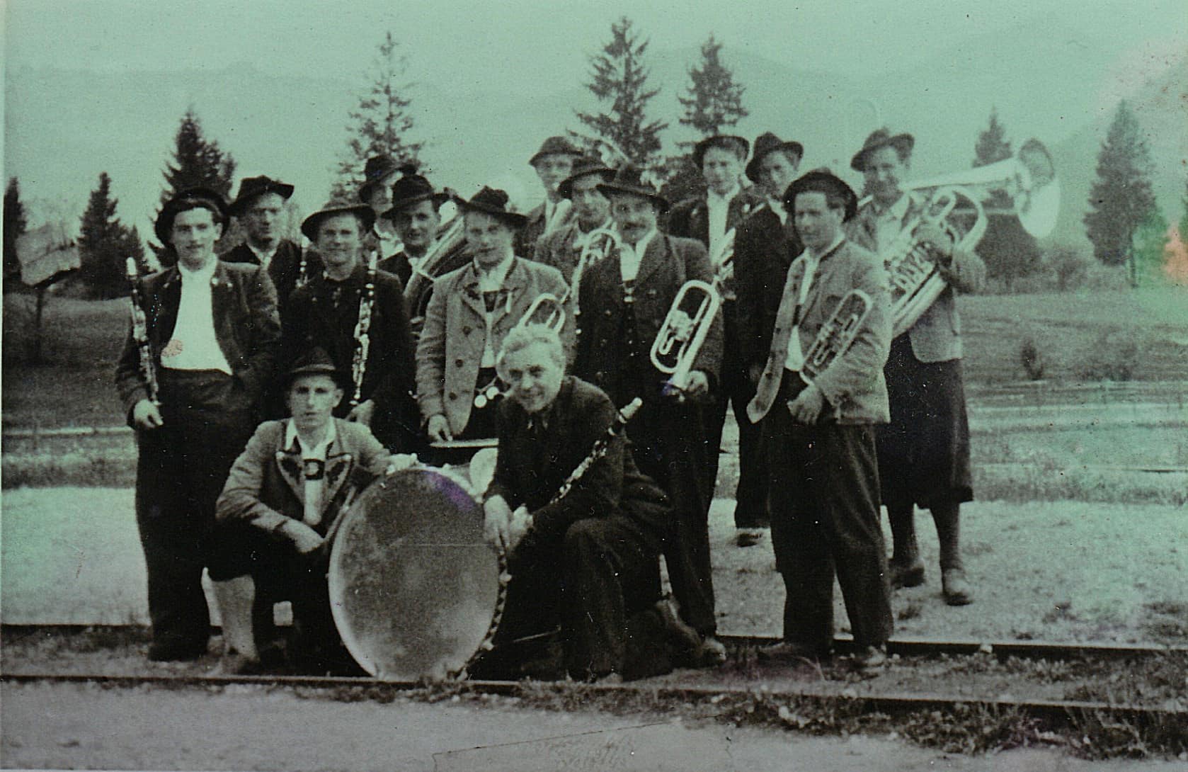 Historisches Foto der Gründungsmitglieder der Blaskapelle Altenau im Januar 1954