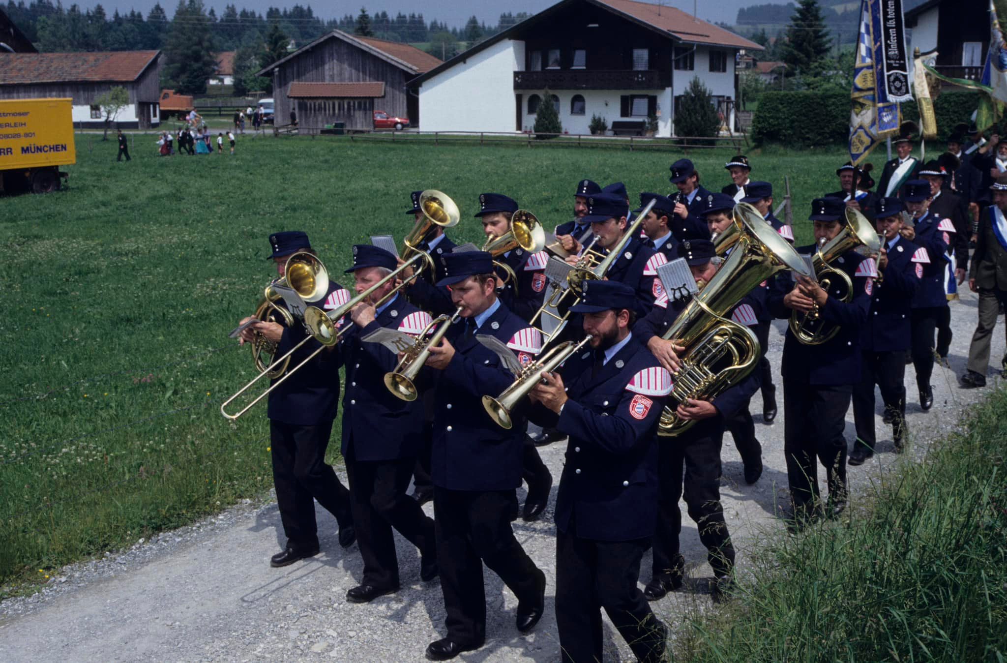 Die Blaskapelle Altenau im festlichen Umzug beim Feuerwehrfest 1989